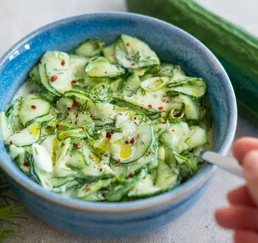 Gurkensalat Rezept mit Schmand und Dill